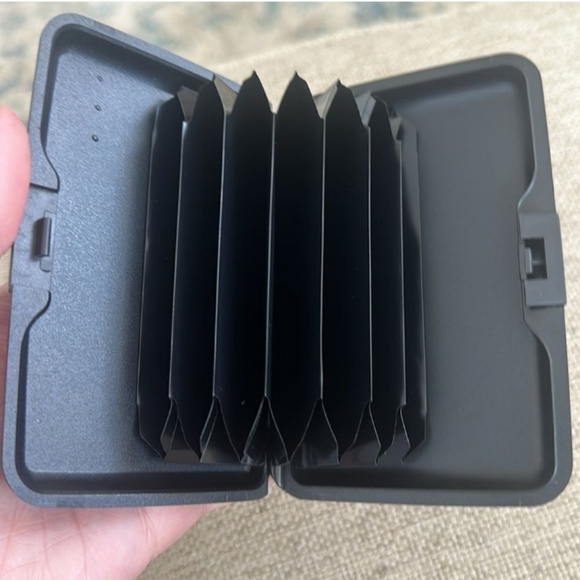 New Isaac Mizrahi New York Hard Shell Card Holder - Picture 5 of 5